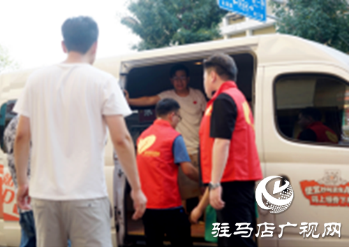 碧桂園豫南區(qū)域黨支部走進抗癌共享廚房，接力善與愛的傳遞