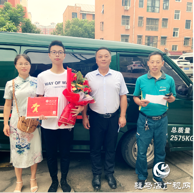 西平縣首封高考錄取通知書(shū)送達(dá)