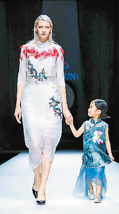 向世界展示中國華服之美(新國潮)