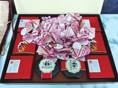 鄭州公交司機撿到月餅禮盒，打開一看里面竟有百張疊成心形的百元大鈔！背后的故事很浪漫