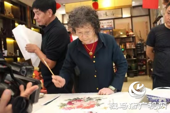 唐玉潤(rùn)書(shū)畫(huà)藝術(shù)研究會(huì)舉行喜迎國(guó)慶書(shū)畫(huà)會(huì)活動(dòng)