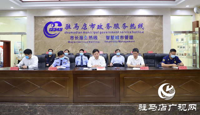 駐馬店市副市長(zhǎng)王欽勝現(xiàn)場(chǎng)接聽(tīng)“12345”熱線