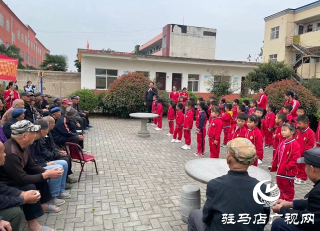 確山:重陽志愿行 共暖老人心