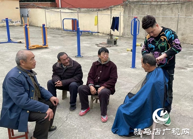 確山:重陽志愿行 共暖老人心