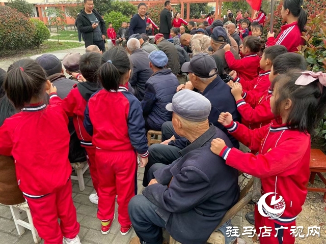 確山:重陽志愿行 共暖老人心