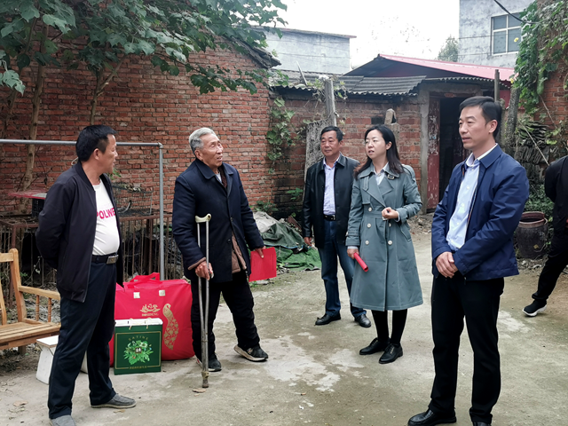 駐馬店市公共資源交易中心開展平安建設(shè)宣傳暨重陽(yáng)節(jié)慰問活動(dòng)