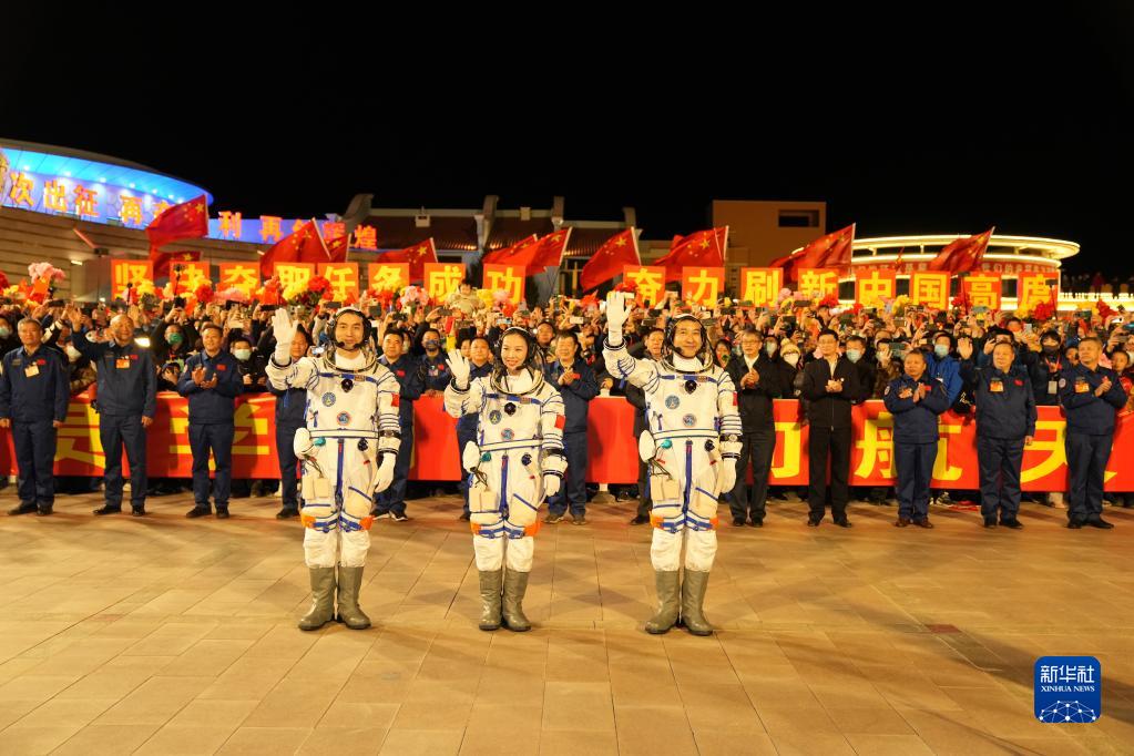 月下棹神舟星夜赴天河&mdash;&mdash;神舟十三號飛天紀(jì)實