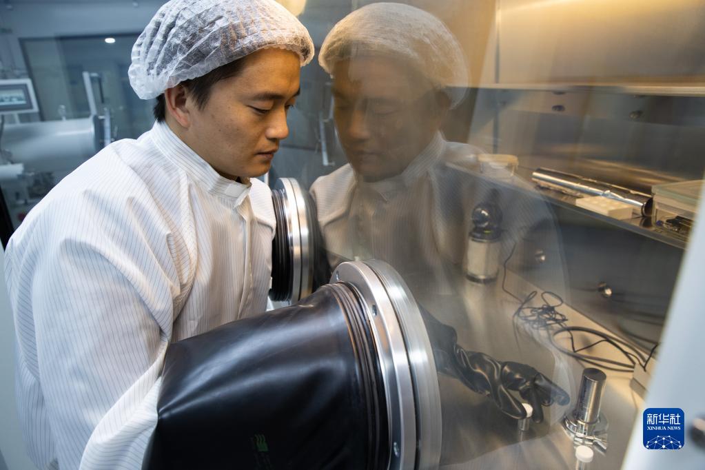 新華全媒+|嫦娥五號(hào)月球樣品最新研究成果發(fā)布 刷新月球演化傳統(tǒng)認(rèn)知