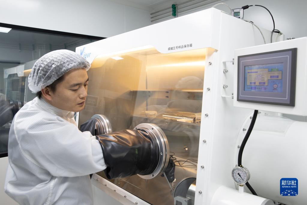 新華全媒+|嫦娥五號(hào)月球樣品最新研究成果發(fā)布 刷新月球演化傳統(tǒng)認(rèn)知