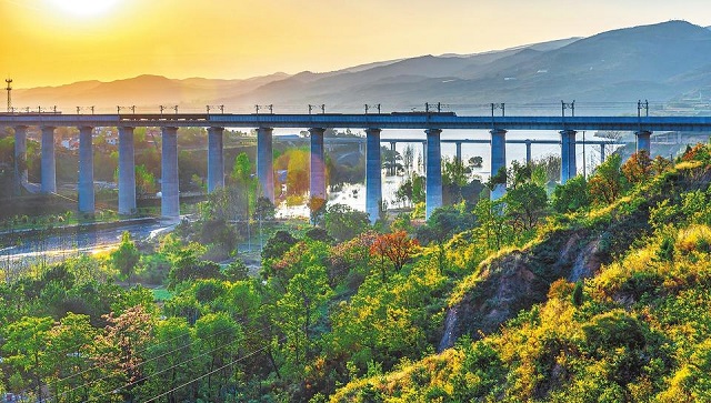 列車(chē)入畫(huà)屏