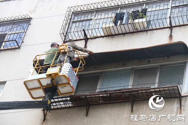 駐馬店:市民發(fā)現(xiàn)安全隱患 市政人員及時排除