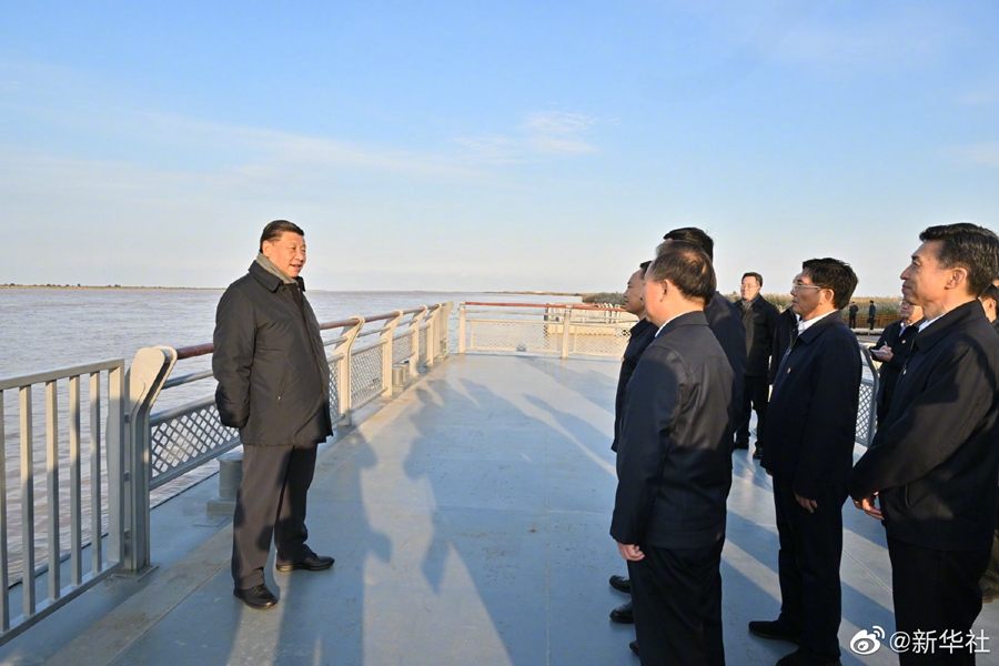習(xí)近平在山東東營考察黃河入?？? /></p>
<p style=