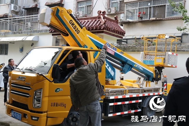 駐馬店:市民發(fā)現(xiàn)安全隱患 市政人員及時排除