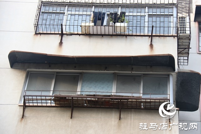 駐馬店:市民發(fā)現(xiàn)安全隱患 市政人員及時排除