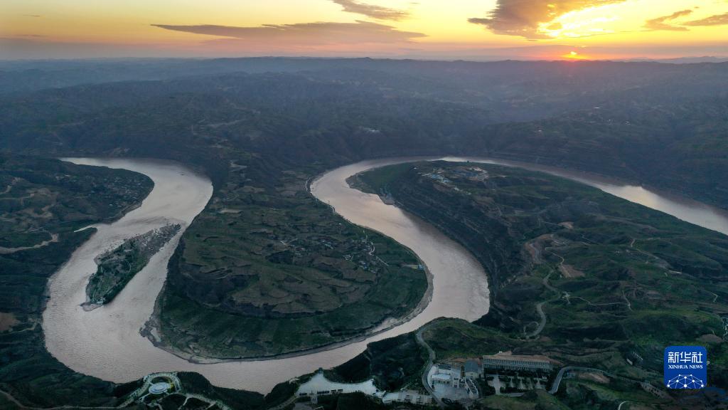 大河奔涌，奏響新時代澎湃樂章——習近平總書記考察黃河入?？诓⒅鞒终匍_深入推動黃河流域生態(tài)保護和高質(zhì)量發(fā)展座談會紀實