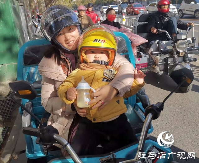 駐馬店市驛城區(qū)交警大隊(duì)開展一盔一帶宣傳工作