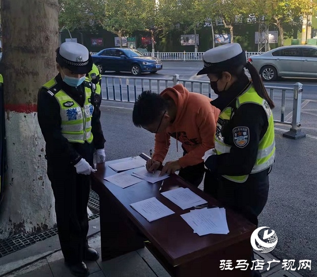 駐馬店市驛城區(qū)交警大隊(duì)開展一盔一帶宣傳工作
