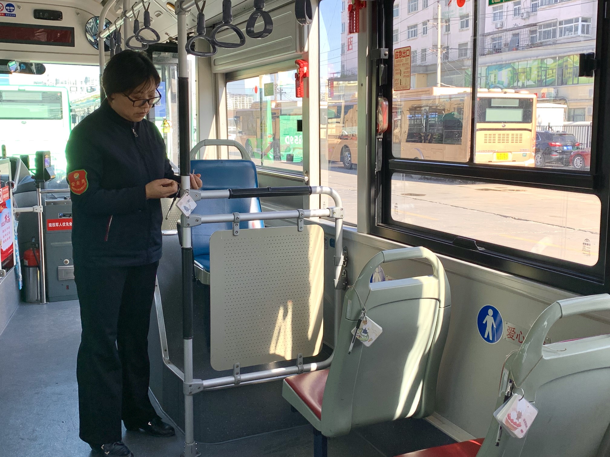 鄭州公交車廂現(xiàn)“樹洞” 原是“情緒垃圾桶”，專收乘客情緒垃圾