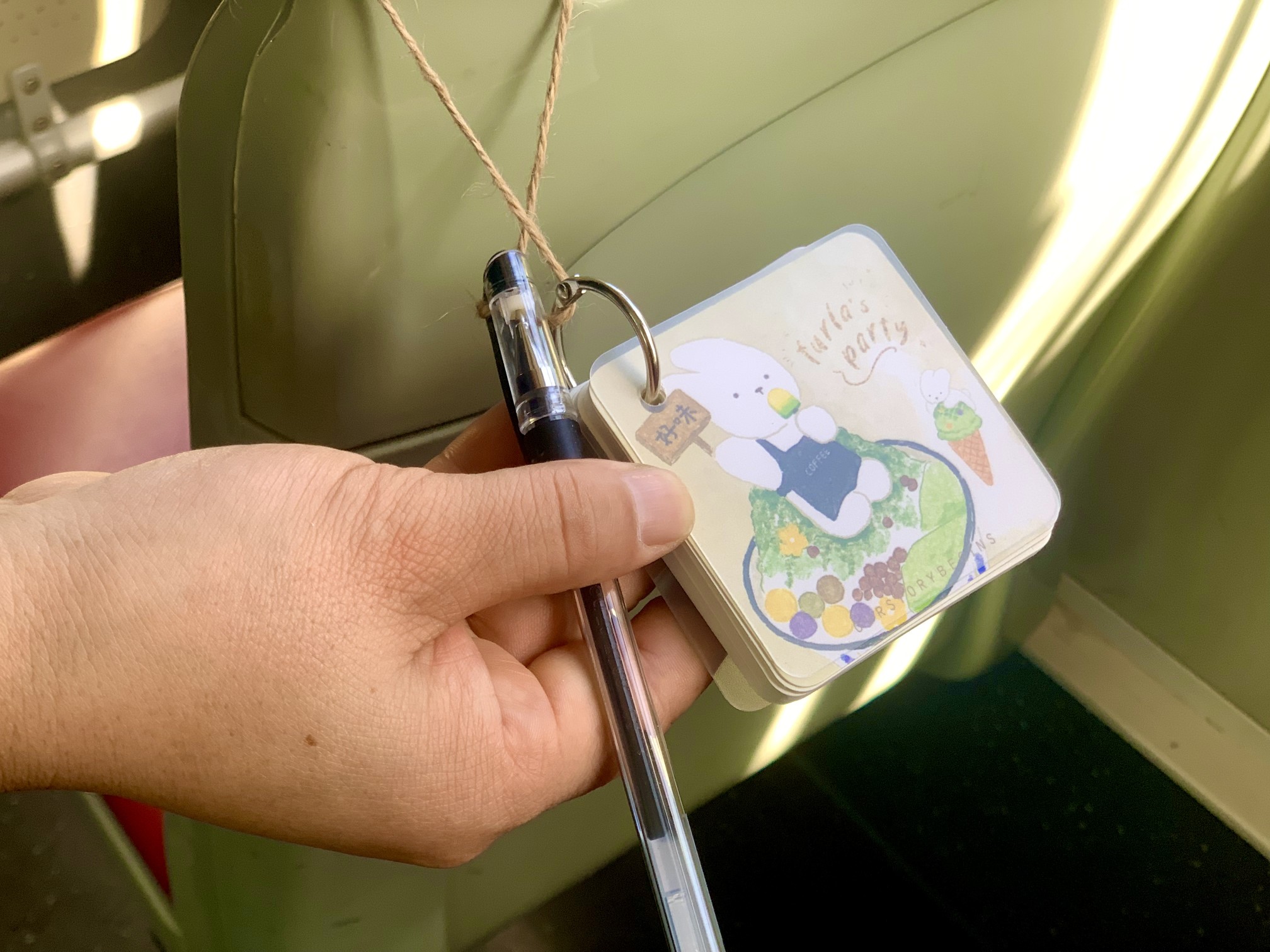 鄭州公交車廂現(xiàn)“樹洞” 原是“情緒垃圾桶”，專收乘客情緒垃圾