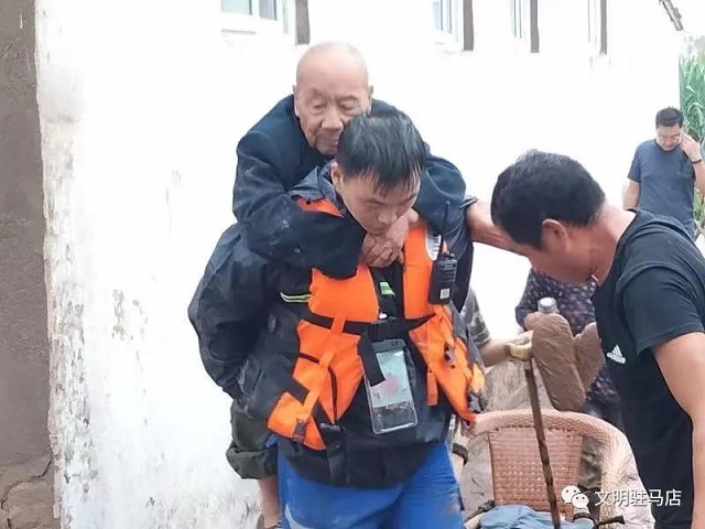 駐馬店:道德模范和好人志愿者支援災區(qū)沖鋒在前