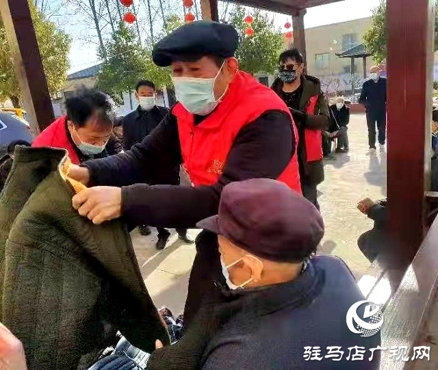 駐馬店:“好人”獻愛心 情暖敬老院