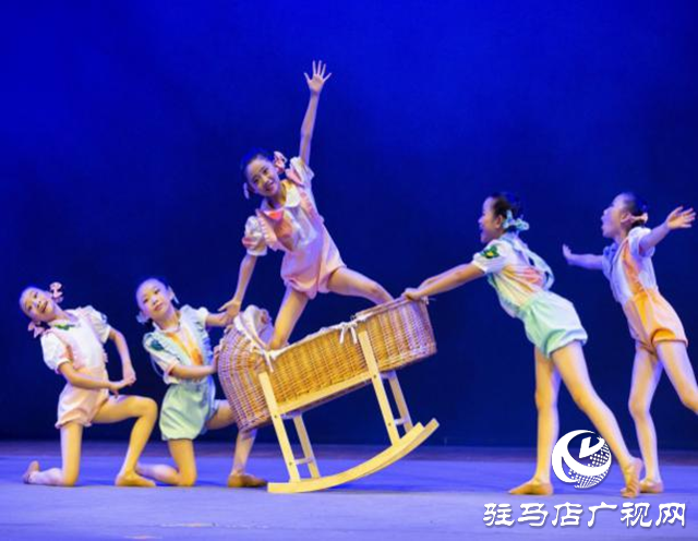 駐馬店市少兒舞蹈《心中的搖籃》榮獲第十一屆小荷風(fēng)采全國(guó)少兒舞蹈展演金獎(jiǎng)