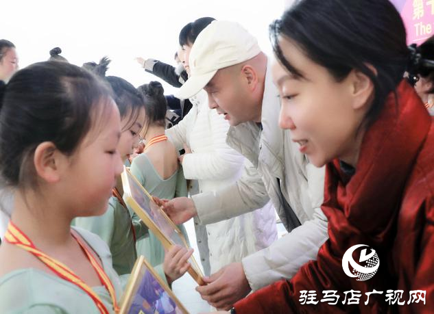 駐馬店市少兒舞蹈《心中的搖籃》榮獲第十一屆小荷風(fēng)采全國(guó)少兒舞蹈展演金獎(jiǎng)