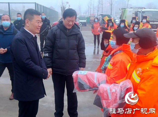 正陽縣:總工會捐贈愛心棉衣讓環(huán)衛(wèi)工人過上幸福暖冬
