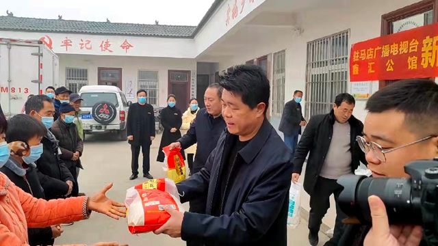 駐馬店廣播電視臺(tái)攜手愛心企業(yè)到幫扶村慰問走訪