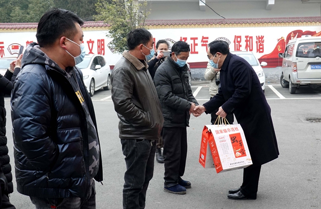 經(jīng)濟(jì)開發(fā)區(qū)慈善總會(huì)開展雙節(jié)慰問脫貧戶活動(dòng)