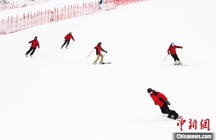 再次就地過年，年輕人算是把新年味整明白了！