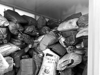 這個(gè)“銀行”只存垃圾不存錢(qián) 家里的廢舊紙能隨時(shí)拿去換錢(qián)