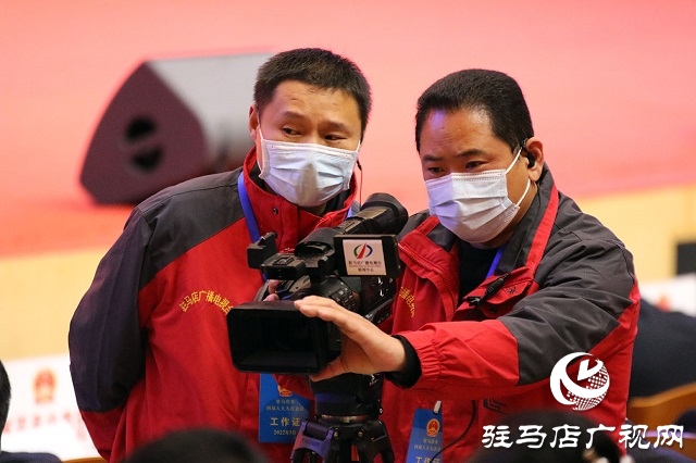 “兩會(huì)”花絮|會(huì)場(chǎng)內(nèi)外 新聞?dòng)浾卟稍L忙