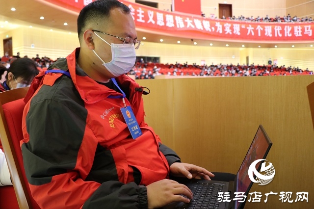 “兩會(huì)”花絮|會(huì)場(chǎng)內(nèi)外 新聞?dòng)浾卟稍L忙