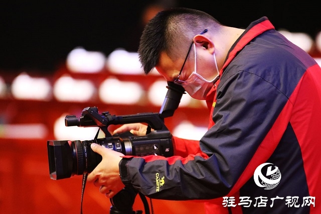 “兩會(huì)”花絮|會(huì)場(chǎng)內(nèi)外 新聞?dòng)浾卟稍L忙