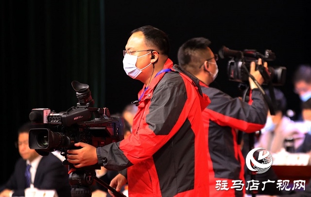 “兩會(huì)”花絮|會(huì)場(chǎng)內(nèi)外 新聞?dòng)浾卟稍L忙