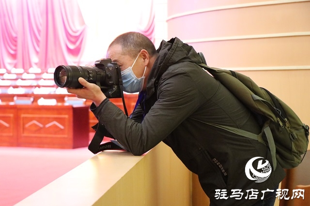 “兩會(huì)”花絮|會(huì)場(chǎng)內(nèi)外 新聞?dòng)浾卟稍L忙