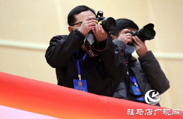 “兩會(huì)”花絮|會(huì)場(chǎng)內(nèi)外 新聞?dòng)浾卟稍L忙