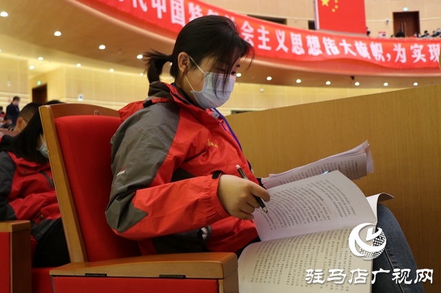 “兩會(huì)”花絮|會(huì)場(chǎng)內(nèi)外 新聞?dòng)浾卟稍L忙