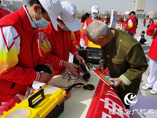 共青團駐馬店市委組織開展“永遠跟黨走 志愿耀青春”青年志愿服務集市活動