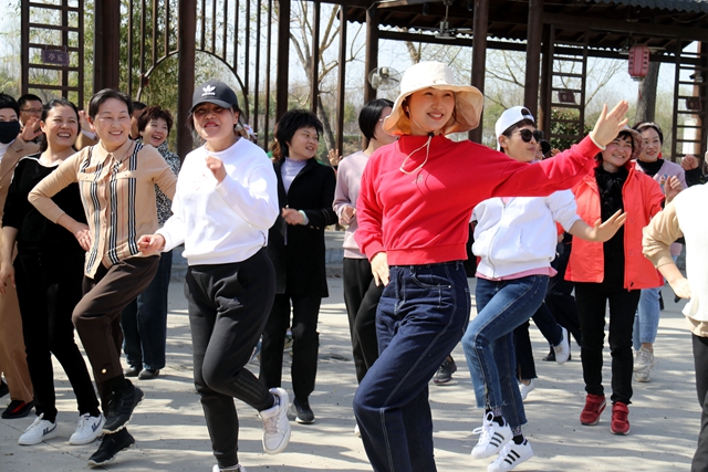 經(jīng)濟(jì)開發(fā)區(qū)舉辦慶“三八”婦女節(jié)趣味拓展團(tuán)建活動(dòng)