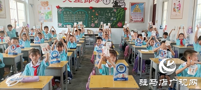 守護(hù)童年美好 共享健康生活 蒙牛學(xué)生奶（駐馬店）推廣中心為確山縣學(xué)生送上&ldquo;六一愛心禮包&rdquo;