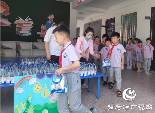 守護(hù)童年美好 共享健康生活 蒙牛學(xué)生奶（駐馬店）推廣中心為確山縣學(xué)生送上&ldquo;六一愛心禮包&rdquo;