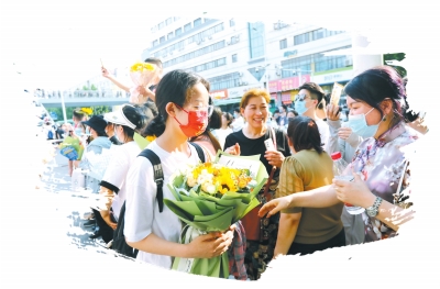 不浪費(fèi)1分、幫孩子“撿漏”……付費(fèi)高考志愿填報(bào)服務(wù)背后暗藏什么玄機(jī)？