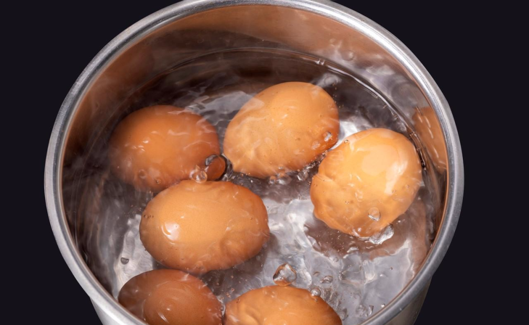 煮雞蛋：冷水、熱水下鍋都不對(duì)，牢記這3點(diǎn)，雞蛋輕輕一碰就脫殼