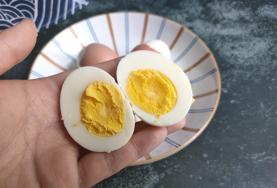 煮雞蛋：冷水、熱水下鍋都不對(duì)，牢記這3點(diǎn)，雞蛋輕輕一碰就脫殼