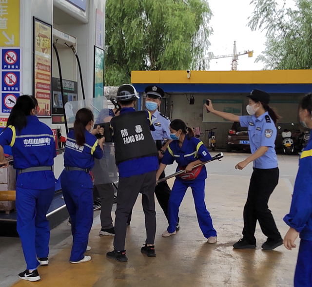 駐馬店市公安局高新區(qū)分局開(kāi)展反恐演練