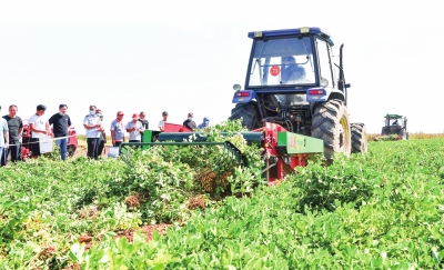 河南430萬臺農(nóng)機備戰(zhàn)&ldquo;三秋&rdquo;