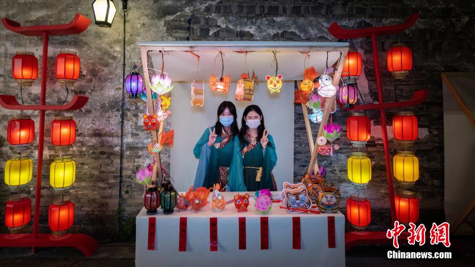 浙江烏鎮(zhèn):國潮中秋受追捧 民眾夜游尋古韻