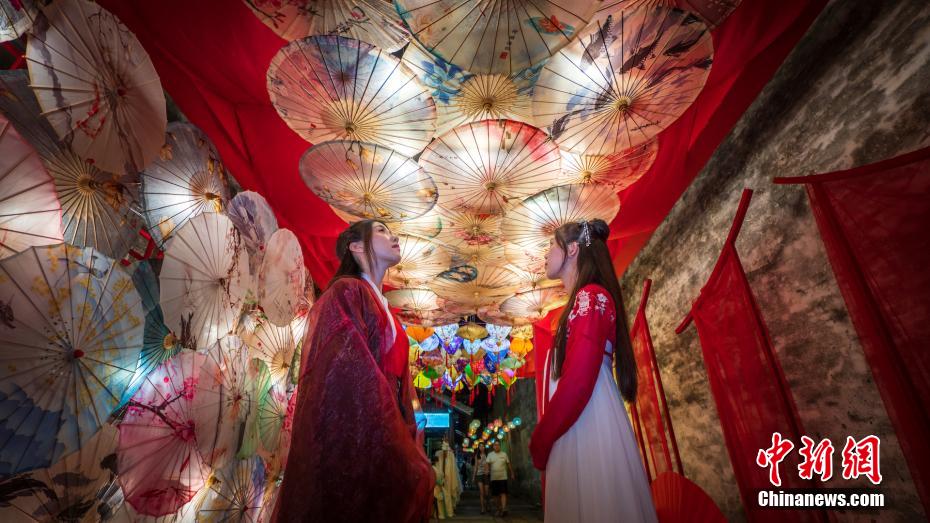 浙江烏鎮(zhèn):國潮中秋受追捧 民眾夜游尋古韻